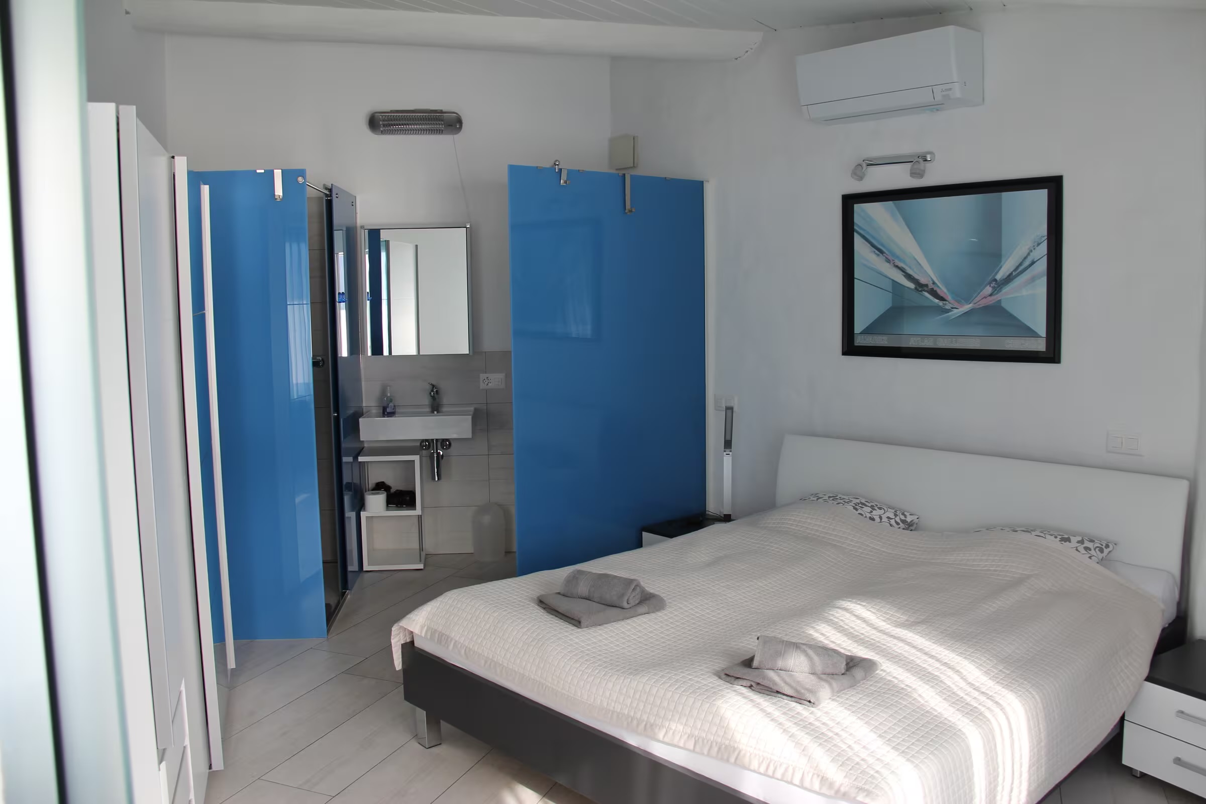 Doppelschlafzimmer der Casa Rondine im oberen Bereich mit en-suite Bad